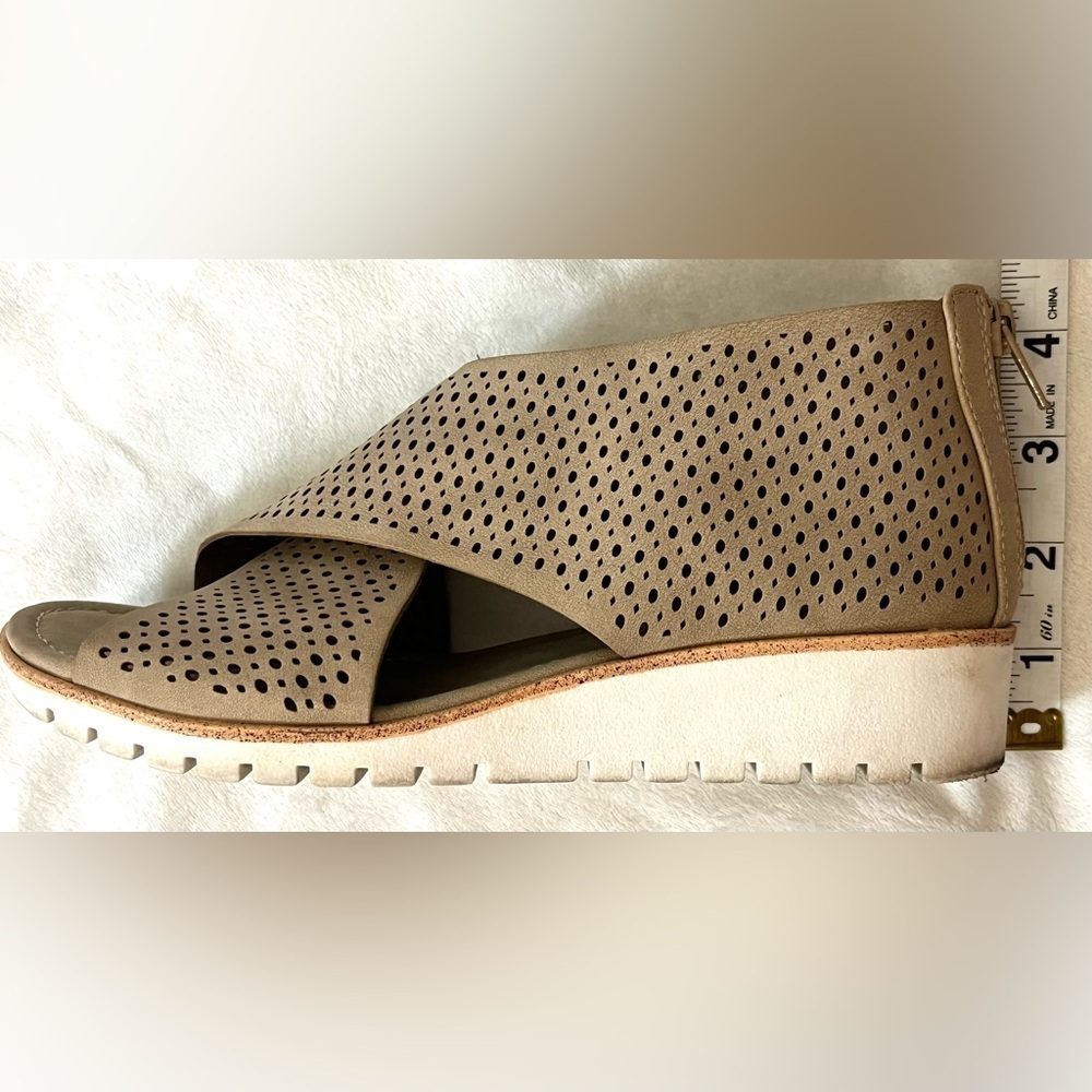 Eurosoft by Sofft Women's Tan Perforated Sandals Slip-On Flats w/ Zipper Sz 6.5 - Picture 11 of 11